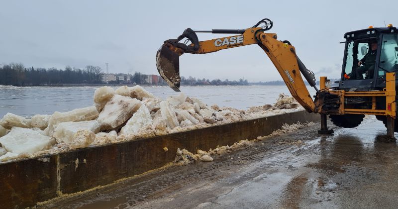 Pāri Daugavas aizsargdambim pārstumti ledus gabali