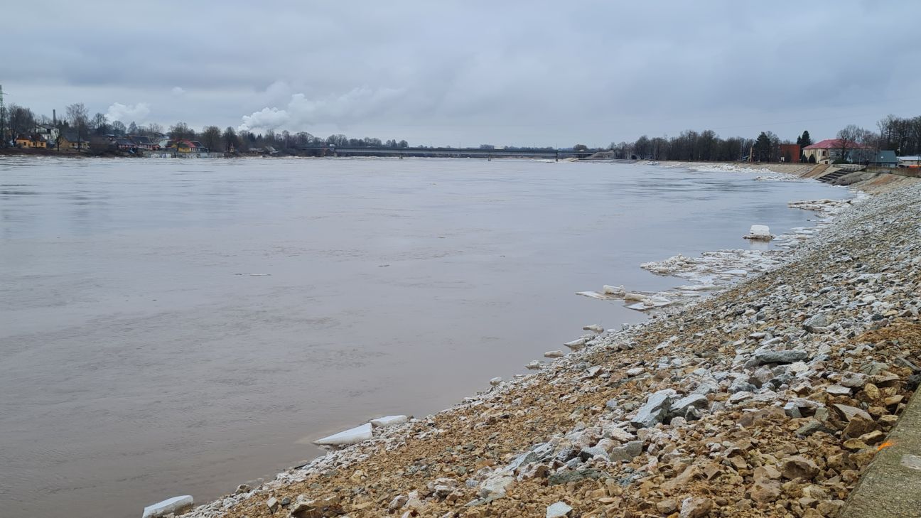 Ūdens līmenis Daugavā pie Jēkabpils naktī nedaudz krities, bet pie Zeļķiem joprojām kāpj (video)
