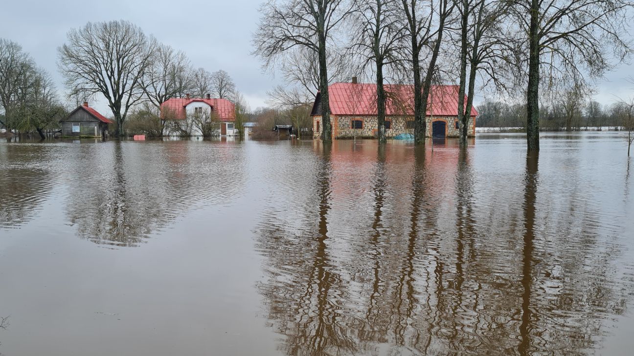 Krustpils pagastā turpina applūst teritorijas