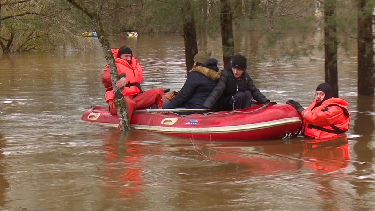 Jēkabpils novadā ugunsdzēsēji veic pirmās iedzīvotāju evakuācijas no plūdu skartajām mājām