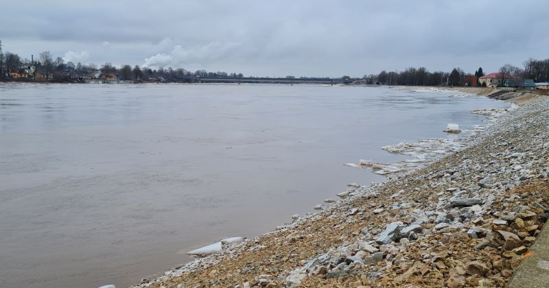 Ūdens līmenis Daugavā pie Jēkabpils naktī nedaudz krities, bet pie Zeļķiem joprojām kāpj (video)