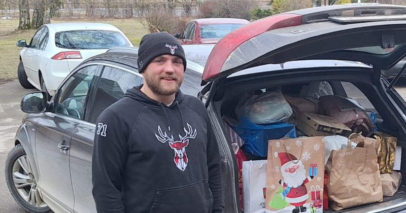 Pansionātam &ldquo;Jaunāmuiža&rdquo; nogādāti hokeja spēles laikā savāktie ziedojumi