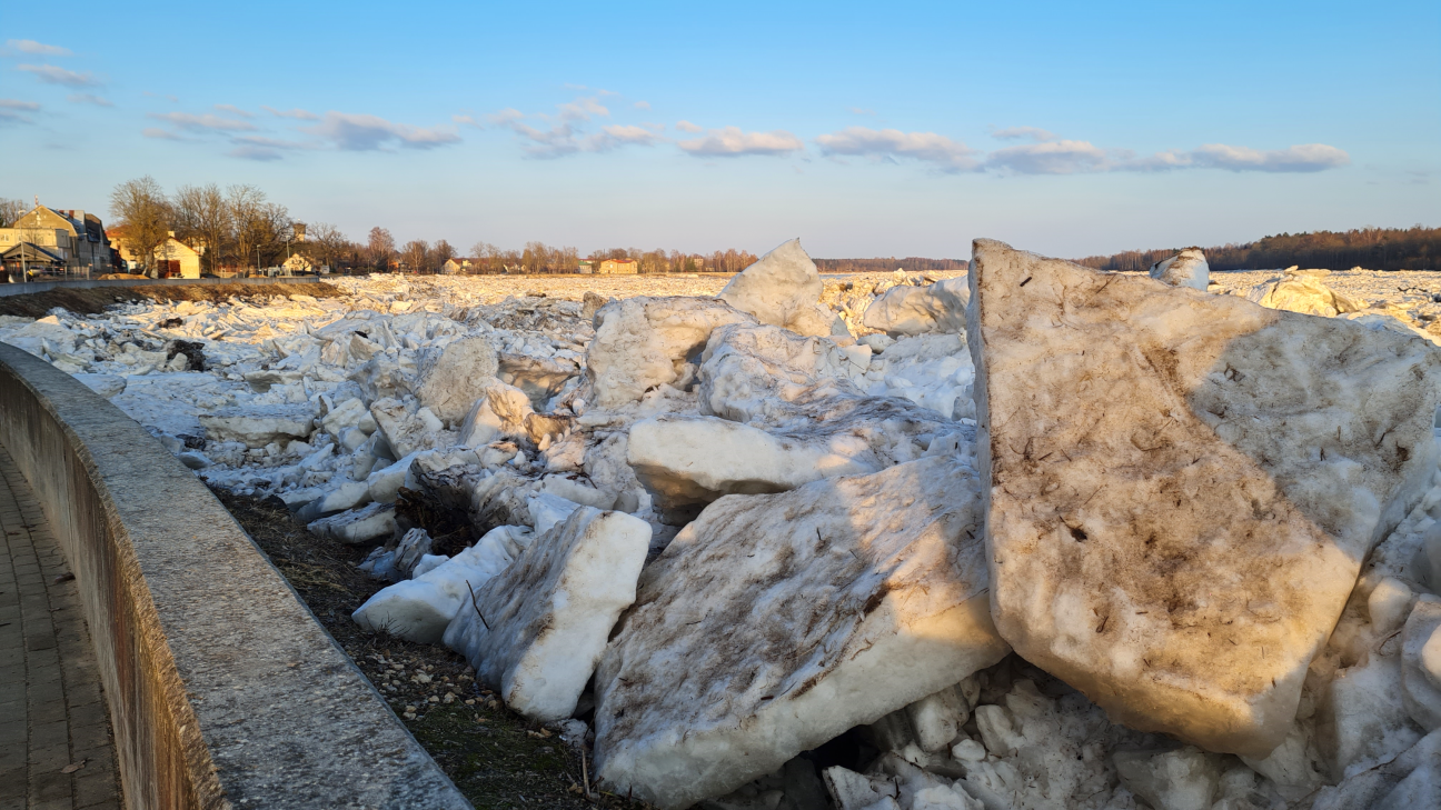 Pļaviņās cilvēks staigā pa Daugavas vižņiem