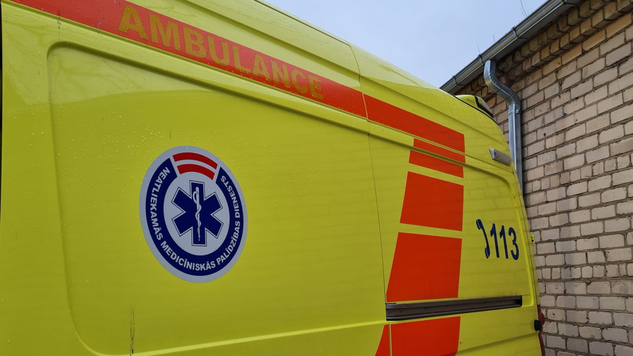 Jaunietis ar mopēdu bēg no policijas un avarē