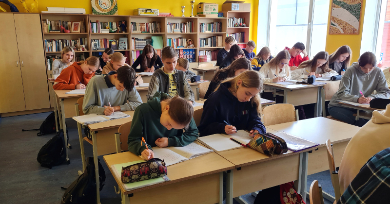 Rakstniece Lelde Jauja vada rado&scaron;ās rakstī&scaron;anas nodarbību Līvānu jaunie&scaron;iem