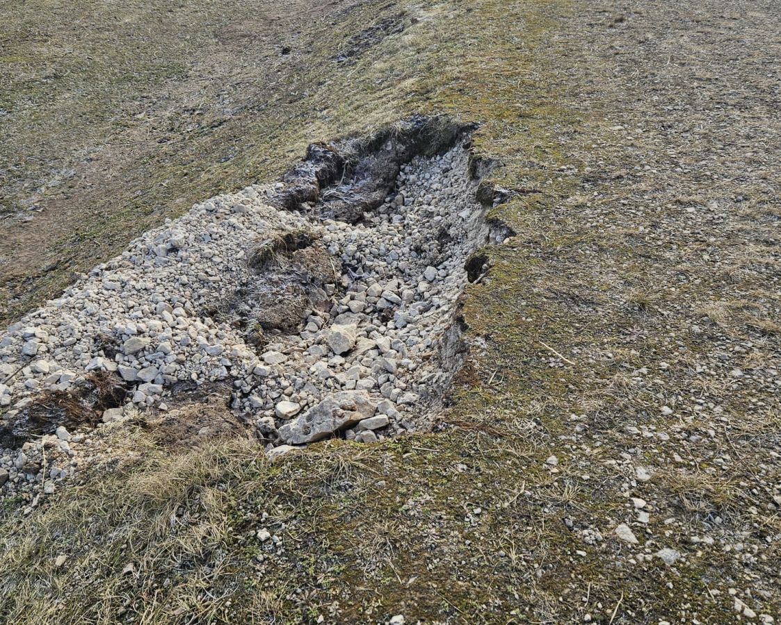 Pļaviņās plūdu laikā bojāts Daugavas aizsargdambis