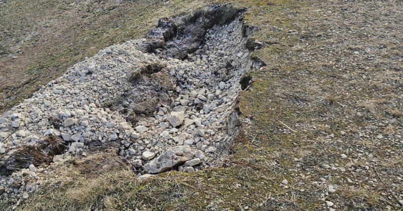 Pļaviņās plūdu laikā bojāts Daugavas aizsargdambis