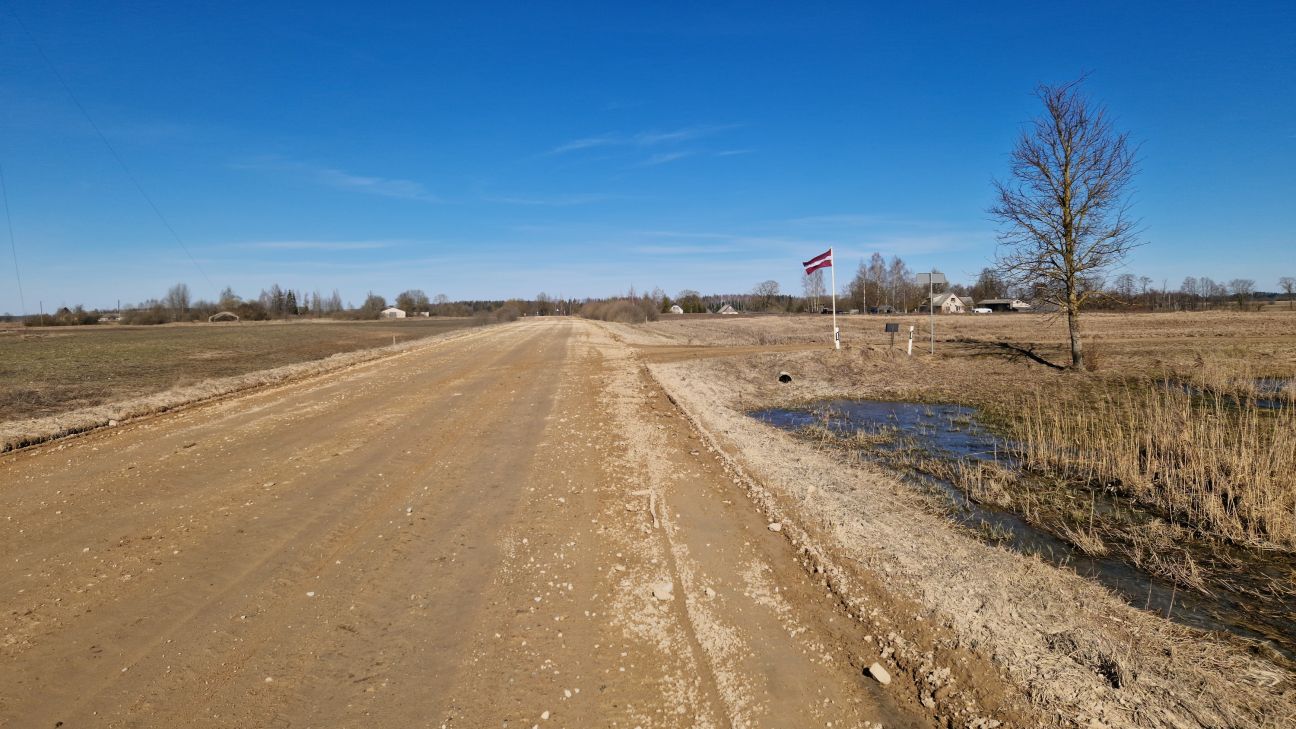 Ar karogiem cīnās par autoceļa remontu