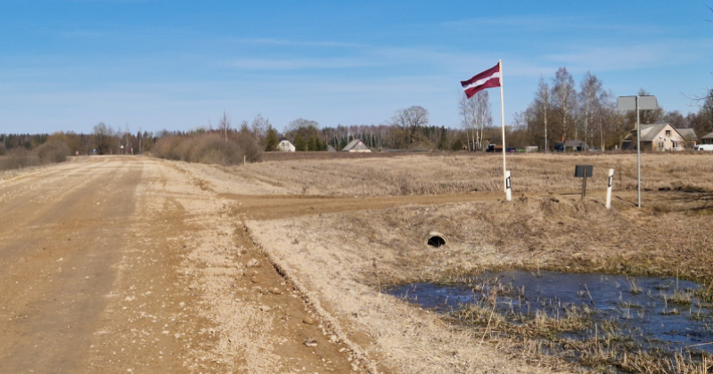 Ar karogiem cīnās par autoceļa remontu