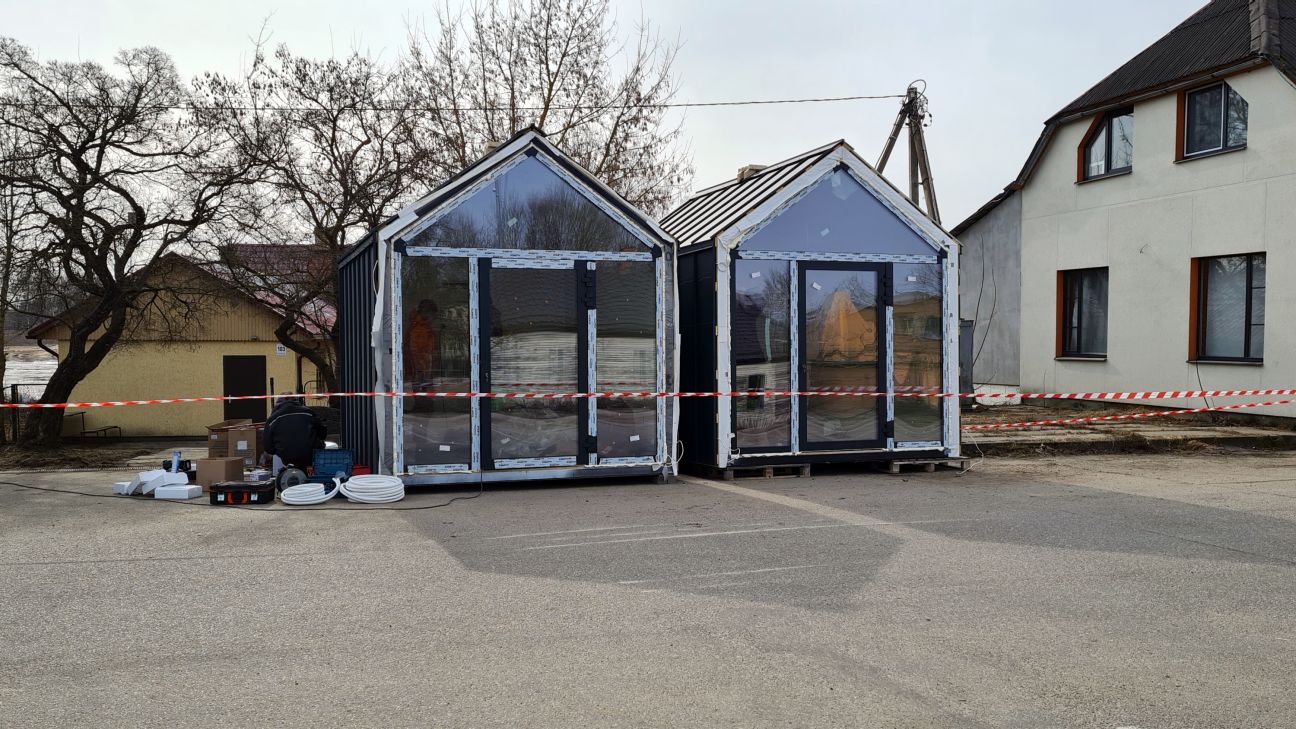 Mājražotāju tirdziņa teritorijā Jēkabpilī uzstādīti jauni tirdzniecības kioski