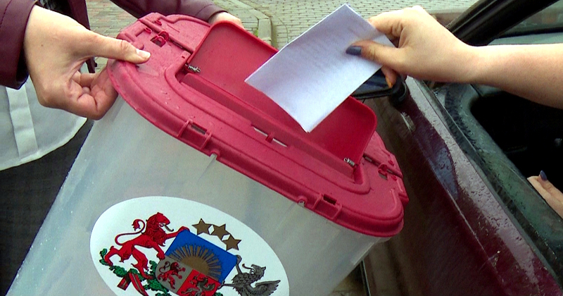 Aicina piedalīties aptaujā par iespēju balsot no sava auto