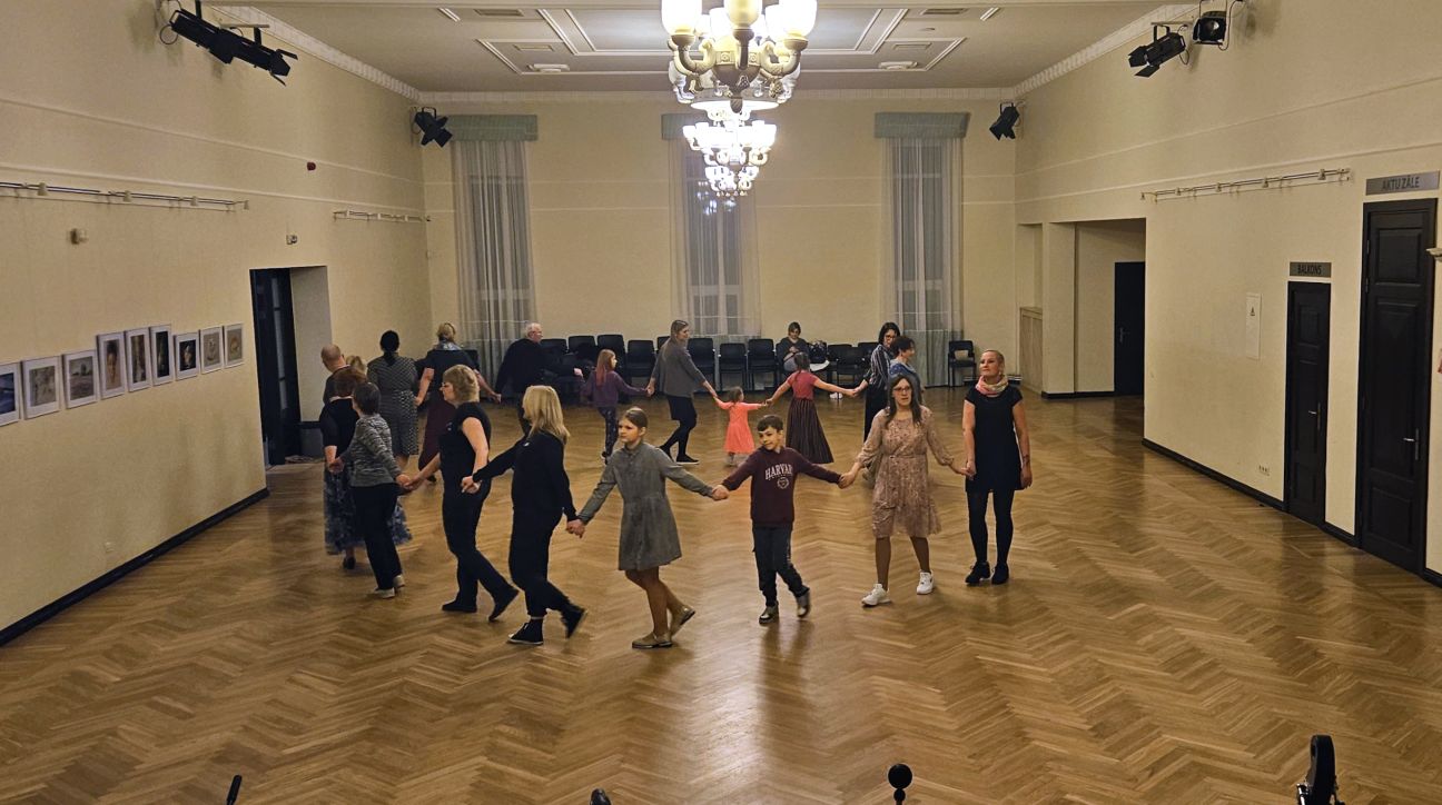 Danču vakarā jēkabpilieši apgūst Sēlijas deju soļus