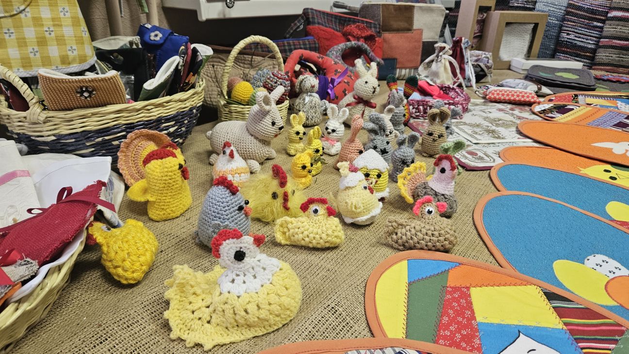 Jēkabpils biedrības apvieno rokdarbus izstādē “No mūsu pūra lādes – gobelēni, sveces”