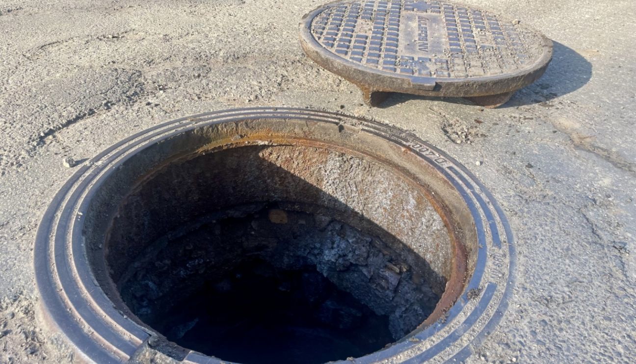 Ziņo par akām, kas ir vaļējas vai ar bojātiem vākiem!