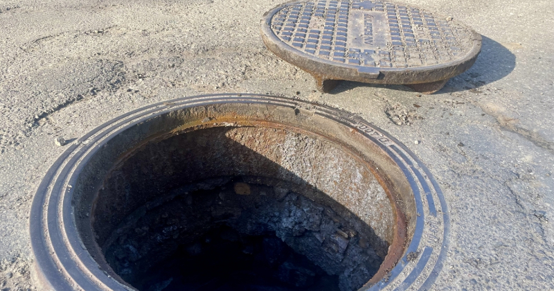 Ziņo par akām, kas ir vaļējas vai ar bojātiem vākiem!