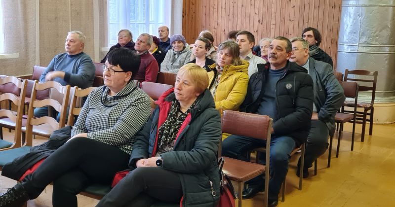 Pa&scaron;valdības pārstāvji Slatē atbild uz iedzīvotāju jautājumiem