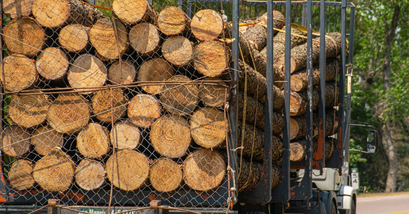 Jēkabpils novadā autovadītājs nav atbilsto&scaron;i nostiprinājis kravu