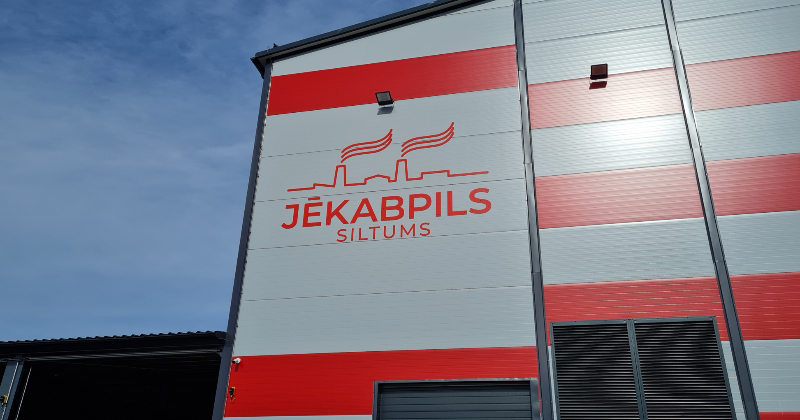 Jēkabpilī svinīgi atklāj Tvaika ielas katlu māju