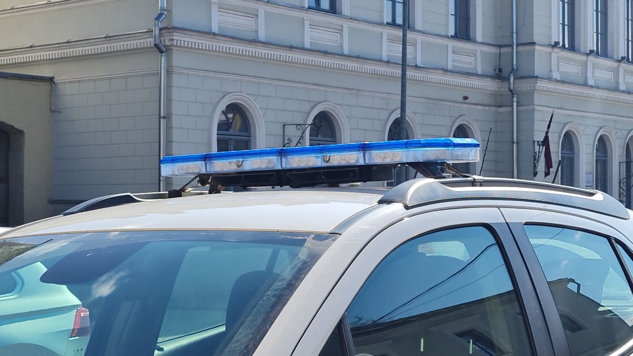 Jēkabpilī vīrietis pievērš policijas uzmanību ar nepiemērota apģērba izvēli 