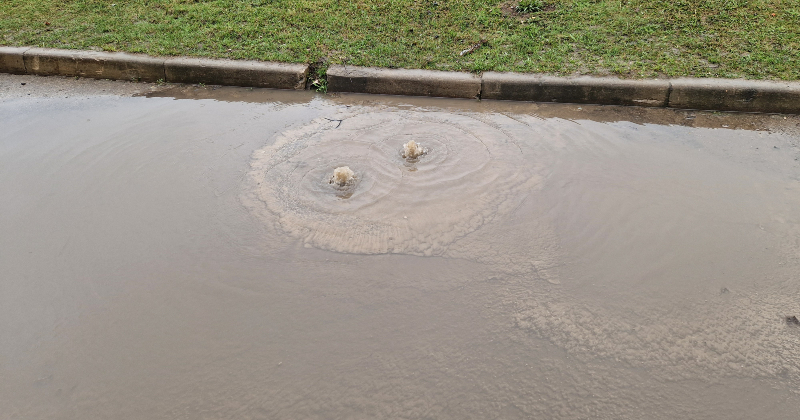 Vietām Jēkabpilī lietus laikā applūst ielu posmi