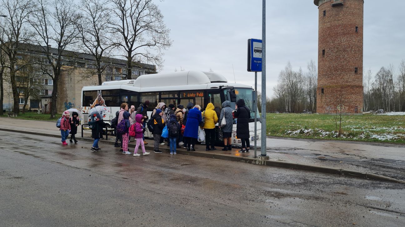 Kāpēc pilsētas autobusos pasažieri netiek ielaisti iekšā pirms reisa sākuma?