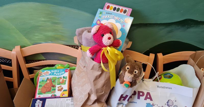 Jēkabpils novada skolas ziedo Drosmes kastes Ukrainas bērniem