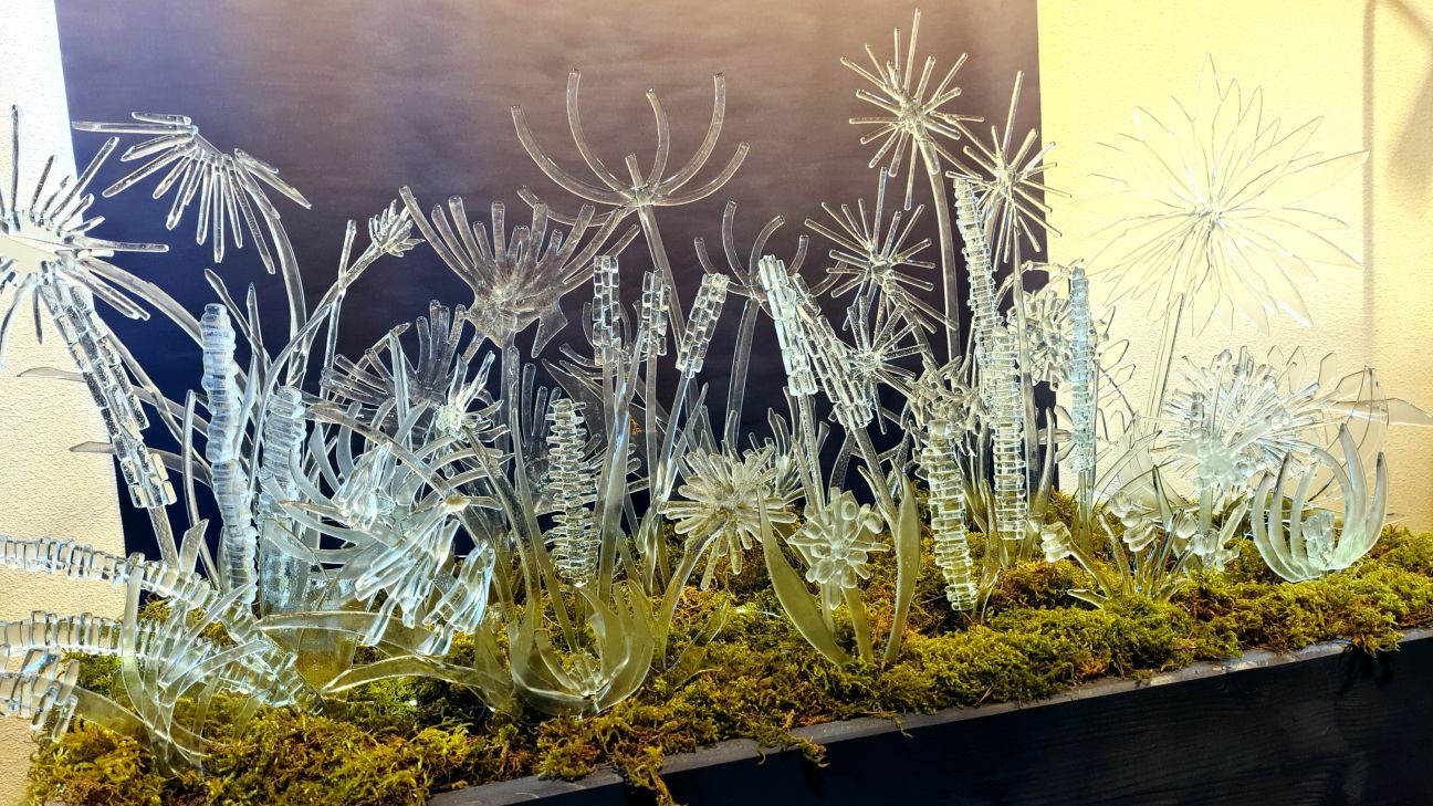 Līvānos atklāj biedrības “Ūdenszīmes” stikla darbu izstādi