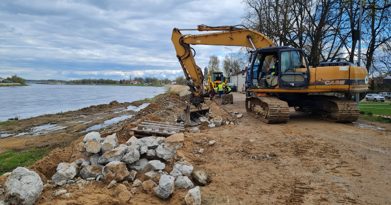 Pēc ziemas pārtraukuma Jēkabpilī atsāk Daugavas aizsargdambja remontu