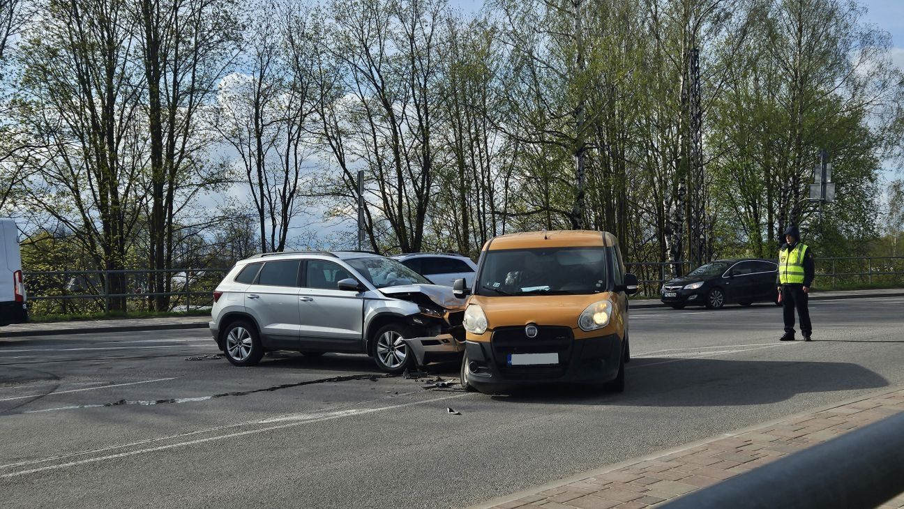 Jēkabpilī pie tilta sadūrušās divas automašīnas (papildināts)