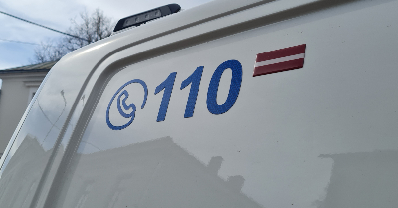 Salā vīrietis brauc ar automa&scaron;īnu bez vadītāja apliecības