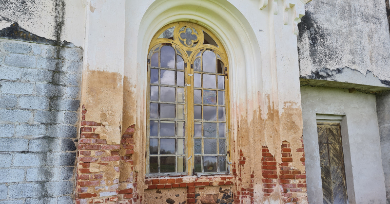 Kaldabruņā top stikli Červonkas baznīcas logiem