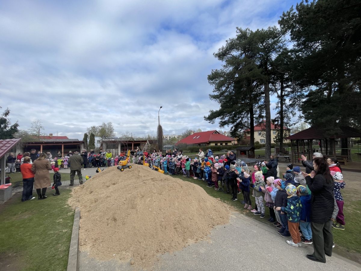 Bērnudārza “Zvaniņš” bērni saņem dāvanas