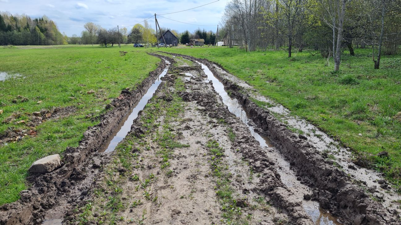 Vīpes pagastā autoceļa vietā iedzīvotājiem jāpārvietojas pa izbraukātu pļavu