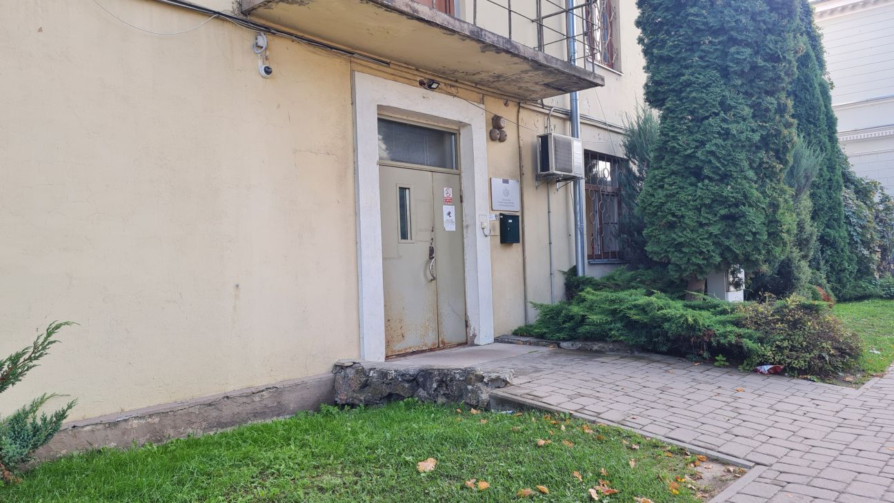 Jaunietis, braucot ar autoiekrāvēju, uzbrauc citam transportlīdzeklim