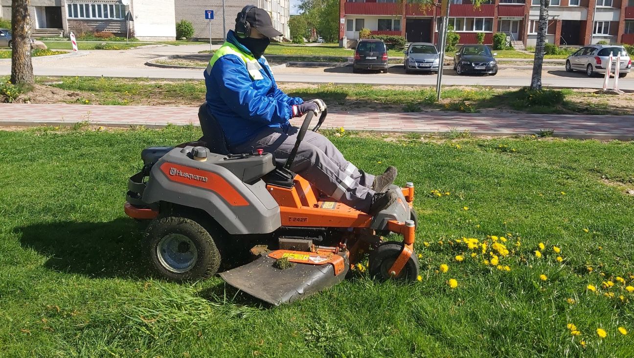 Jēkabpilī uzsāk zāles pļaušanu