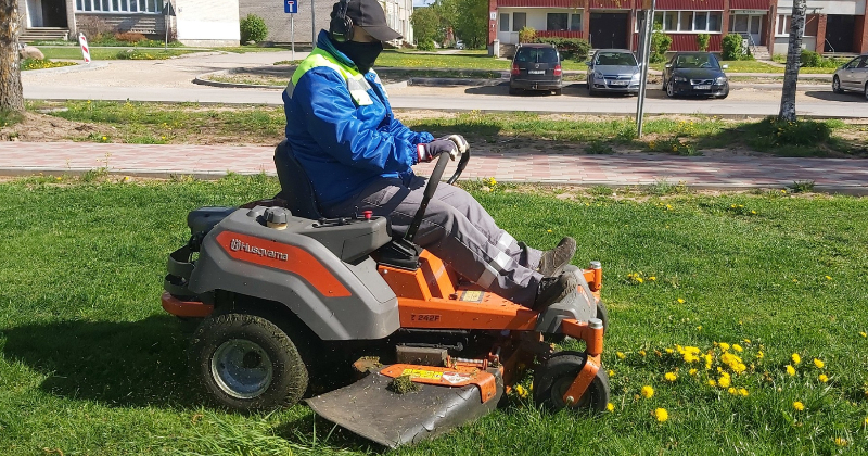 Jēkabpilī uzsāk zāles pļau&scaron;anu