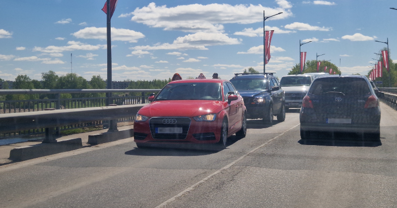 Jēkabpilī uz tilta pār Daugavu sadūru&scaron;ās divas automa&scaron;īnas