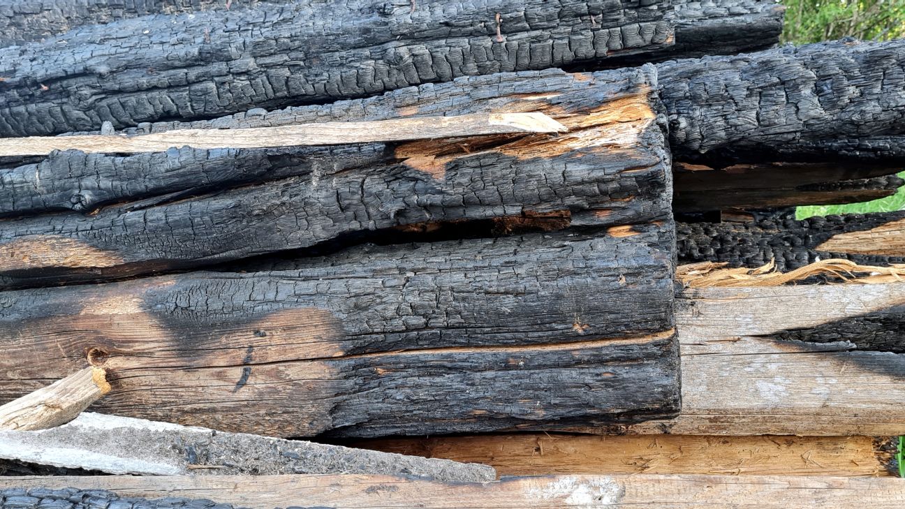 Elkšņu pagastā no degošas mājas evakuējas divi cilvēki