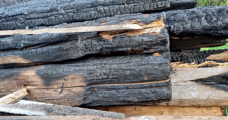 Elk&scaron;ņu pagastā no dego&scaron;as mājas evakuējas divi cilvēki