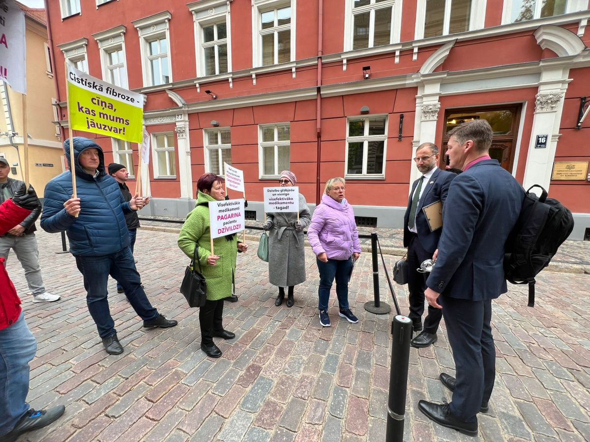 Cistiskās fibrozes pacientu vecāki pulcējas pie Saeimas