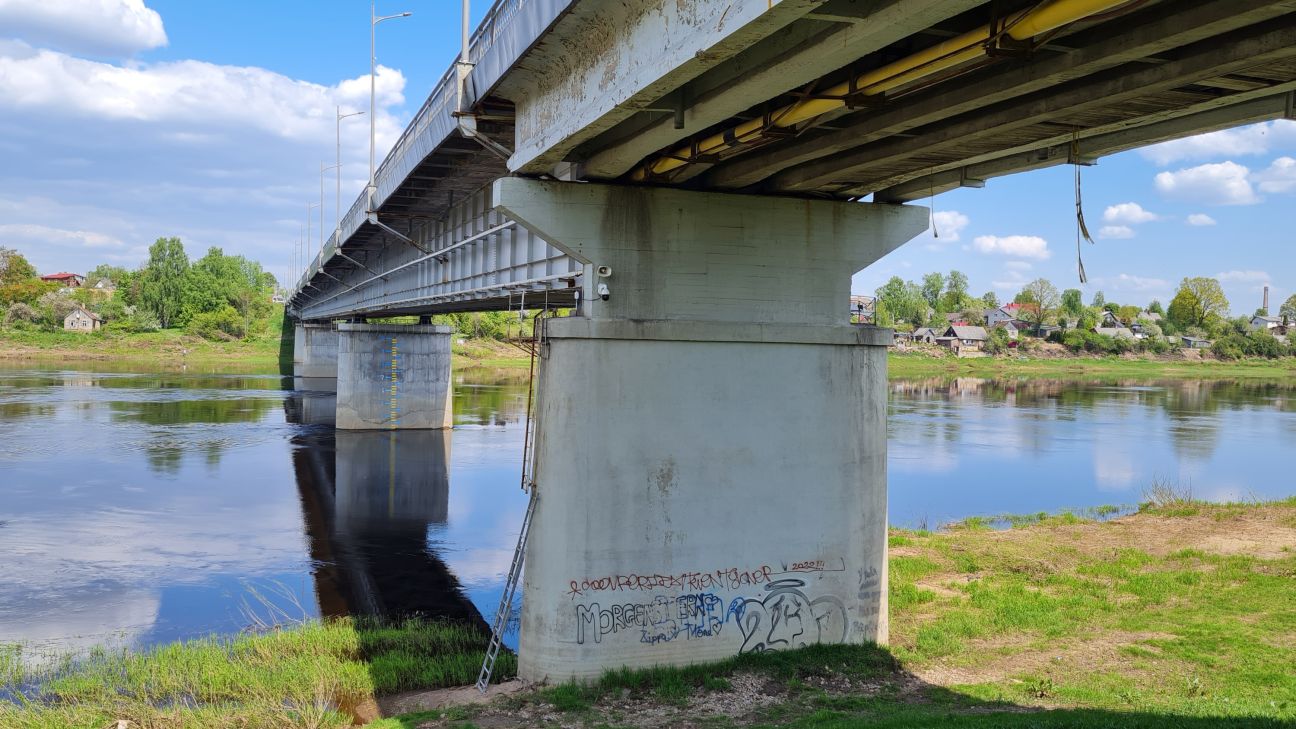 Jēkabpilī no tilta nolec vīrietis