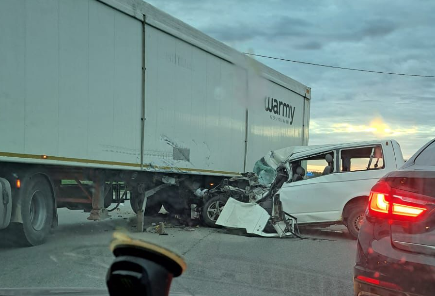 Jēkabpilī busiņš ietriecas kravas auto – šoferis gājis bojā