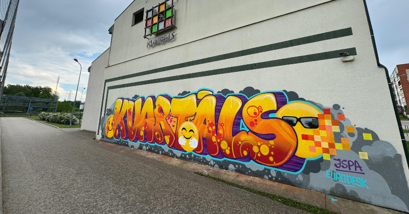 Līvānos tapis iespaidīgs mākslas darbs uz centra &ldquo;Kvartāls&rdquo; sienas