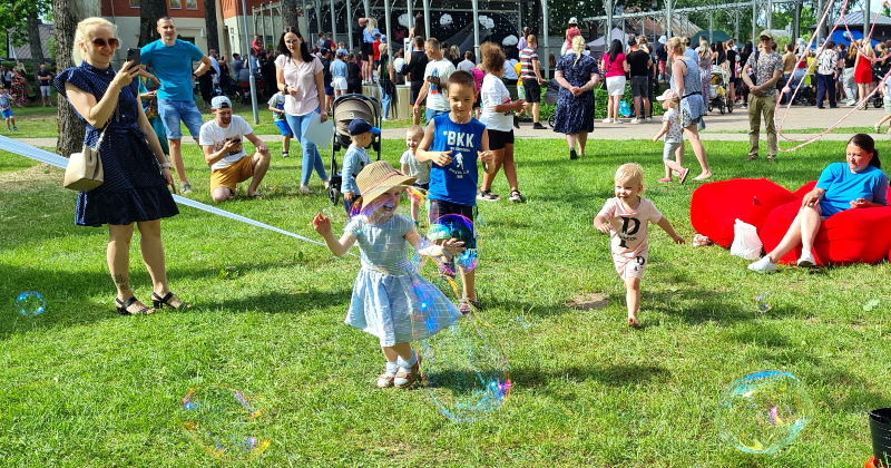 Bērnu svētki Jēkabpilī aizvadīti ar izzino&scaron;ām un rado&scaron;ām aktivitātēm