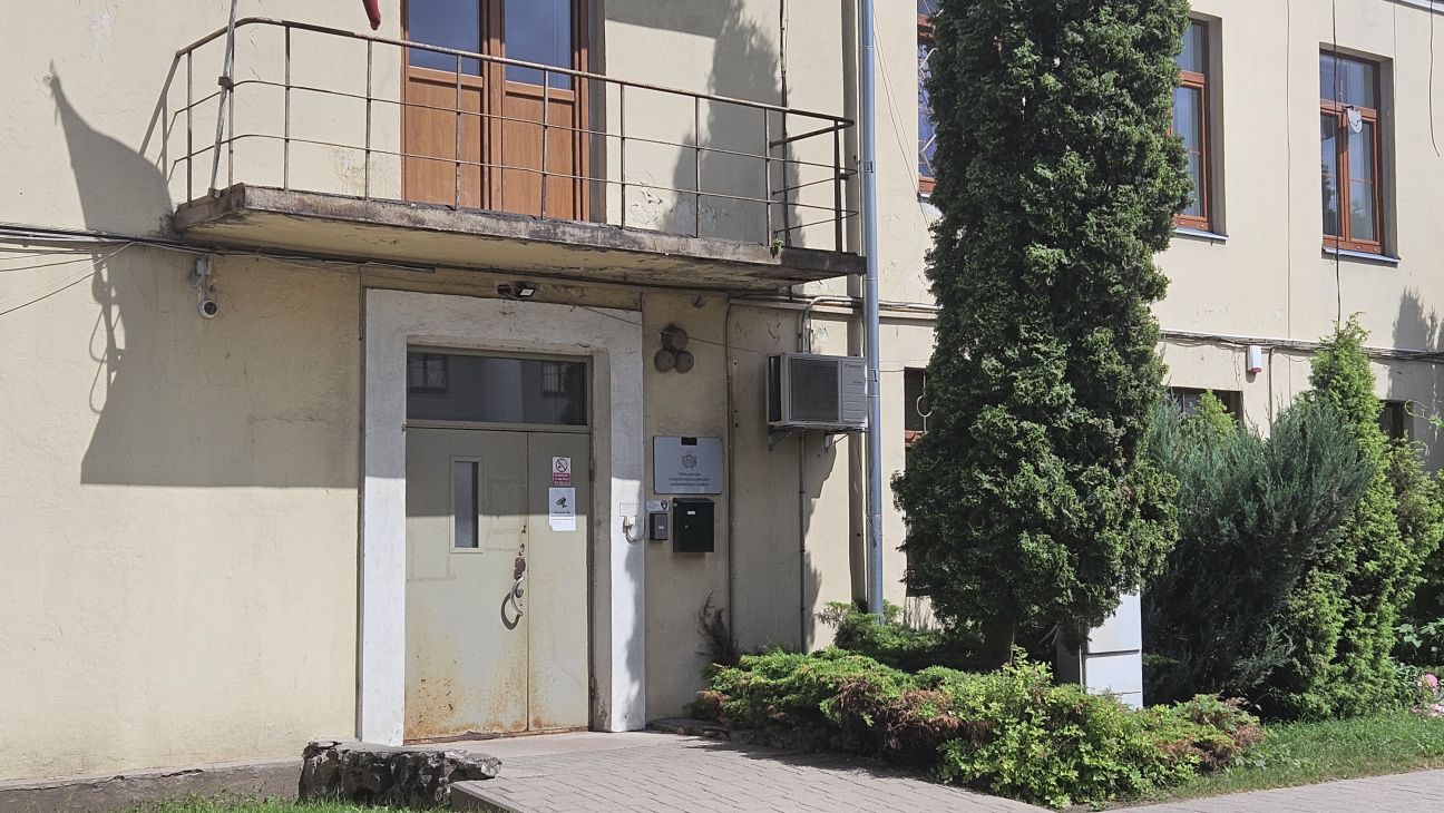 Jēkabpilī šoferis neuzmanības dēļ rada bojājumus degvielas uzpildes stacijā