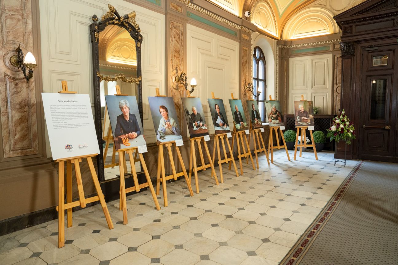 Saeimā atklāta Jēkabpils Vēstures muzeja izstāde “Mēs atgriezāmies”
