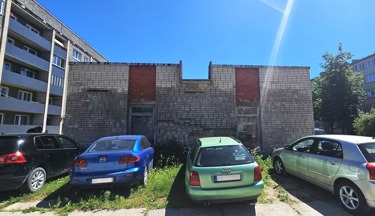 Madonas ielas mikrorajona iedzīvotāji sūdzas par bīstamu ēku