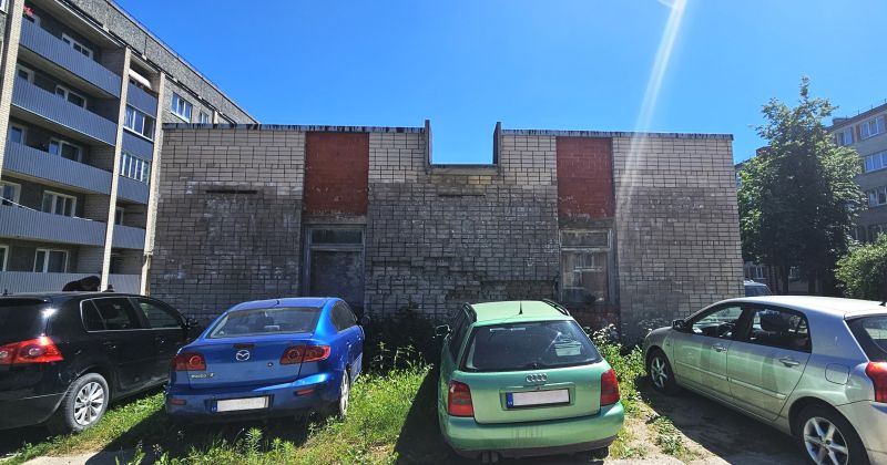 Madonas ielas mikrorajona iedzīvotāji sūdzas par bīstamu ēku