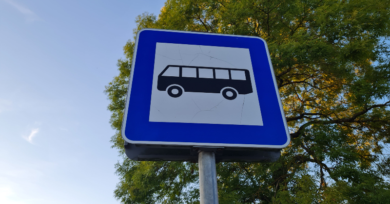 Tauta ziņo: bērns attopas pieturā tālu no mājām