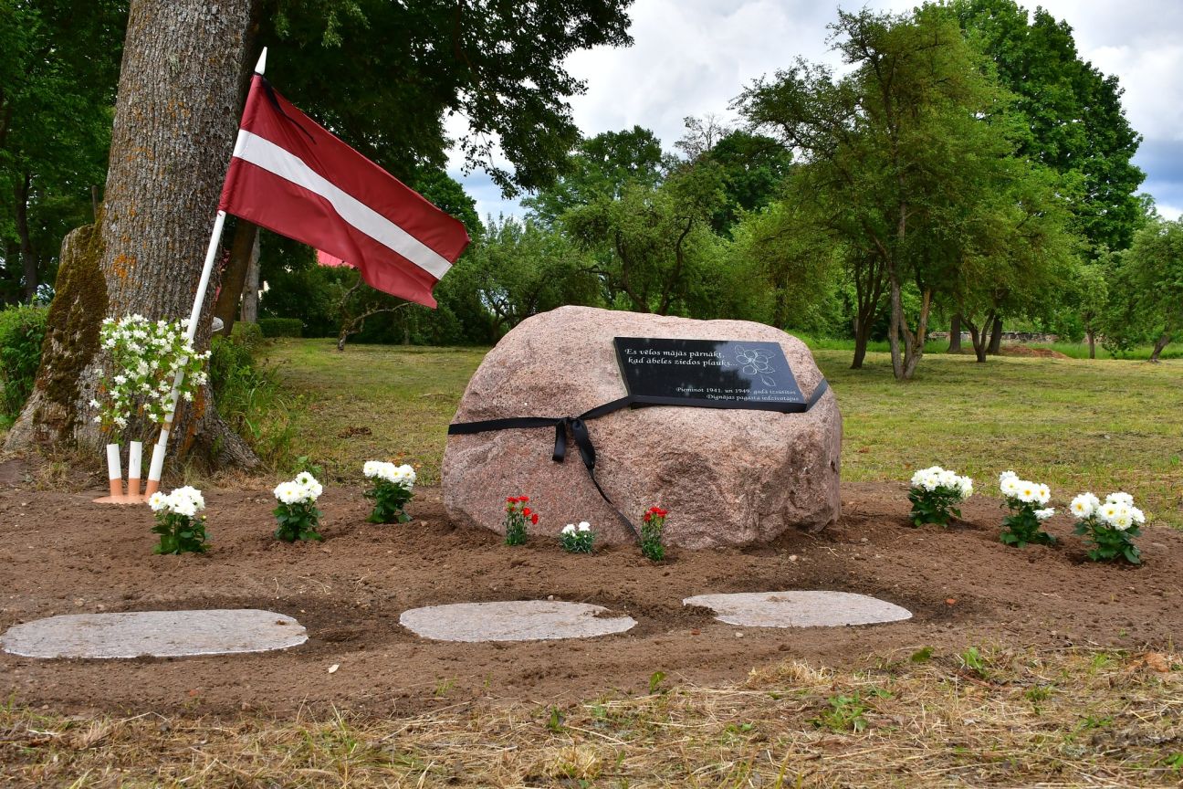 Dignājā atklāts piemiņas akmens deportētajiem pagasta iedzīvotājiem